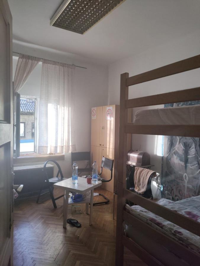 Hostel Yolo Белград Экстерьер фото