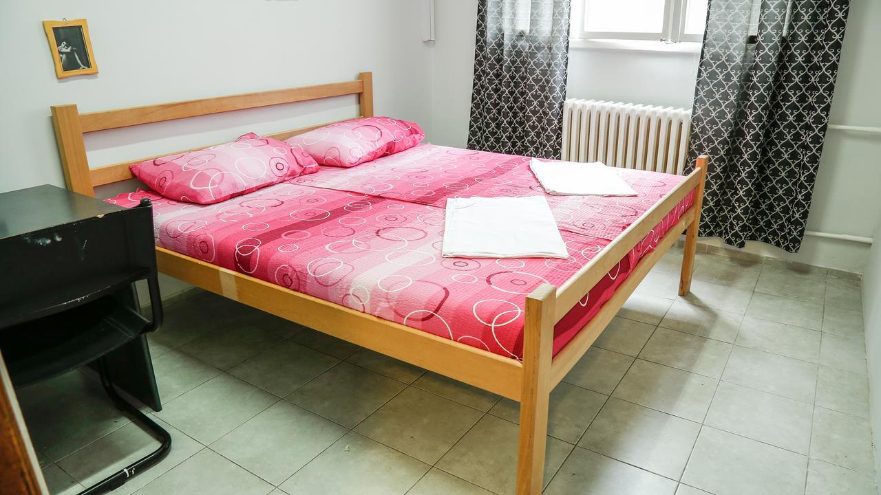 Hostel Yolo Белград Экстерьер фото